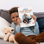 Kind sitzt auf einem Sofa und hält „Marlas Bitcoin Abenteuer“ vors Gesicht