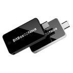 BitBox02 Nova in Schwarz und Weiß übereinander, beide mit USB-C-Stecker