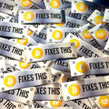 Haufen Aufkleber „Fixes This“ im Look von Stahlschildern mit Schrauben und Bitcoin-Zeichen