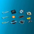 Zwölf Aufkleber auf blauem Grund, darunter Liquid Network, Core Lightning und Blockstream Green
