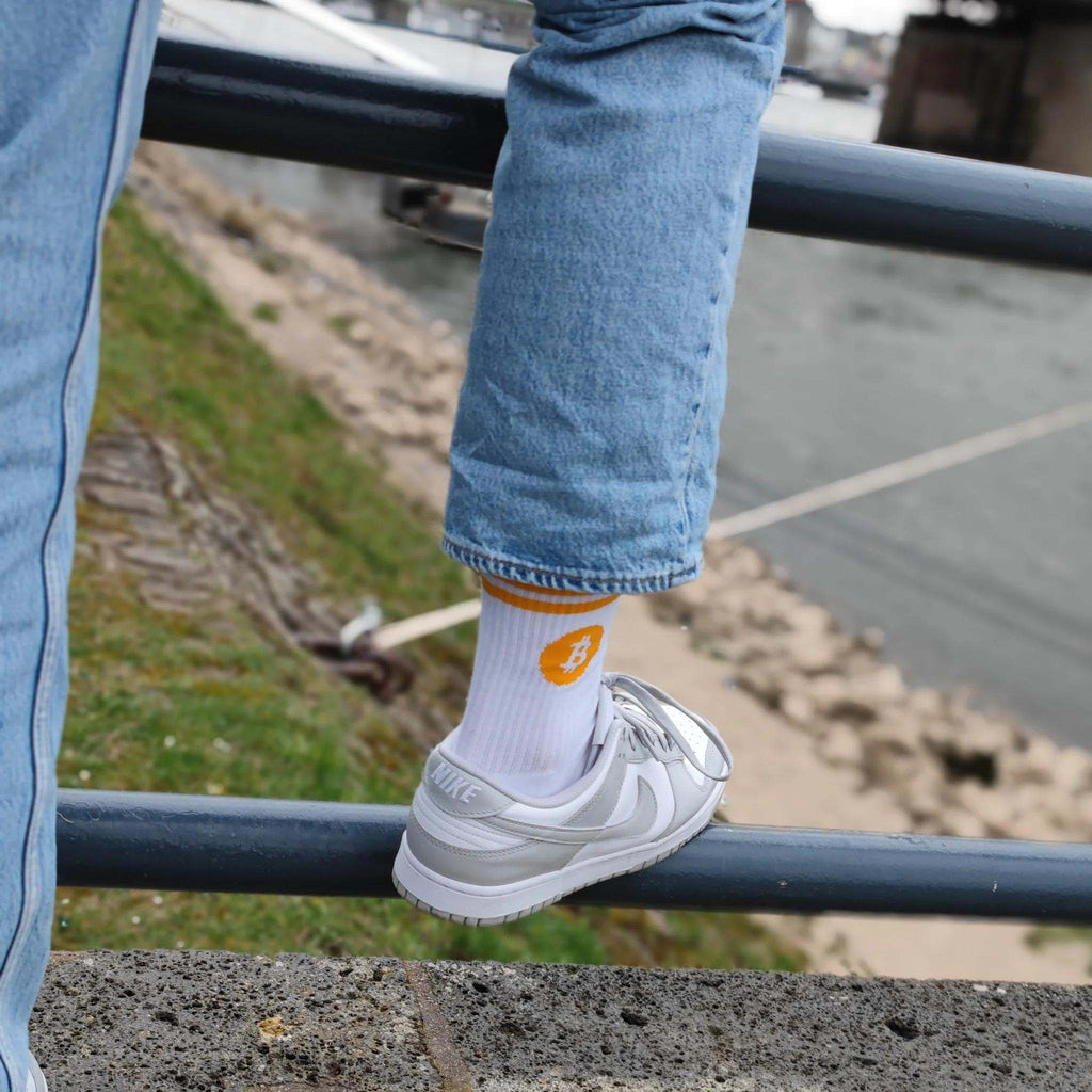 Hochwertige Bitcoin Socken mit gelbem Logo und Streifen, atmungsaktiv und gepolstert, nachhaltig gefertigt in Portugal