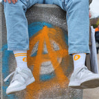 Hochwertige Bitcoin Socken mit gelbem Logo und zwei Streifen, atmungsaktiv und gepolstert, nachhaltig hergestellt in Portugal