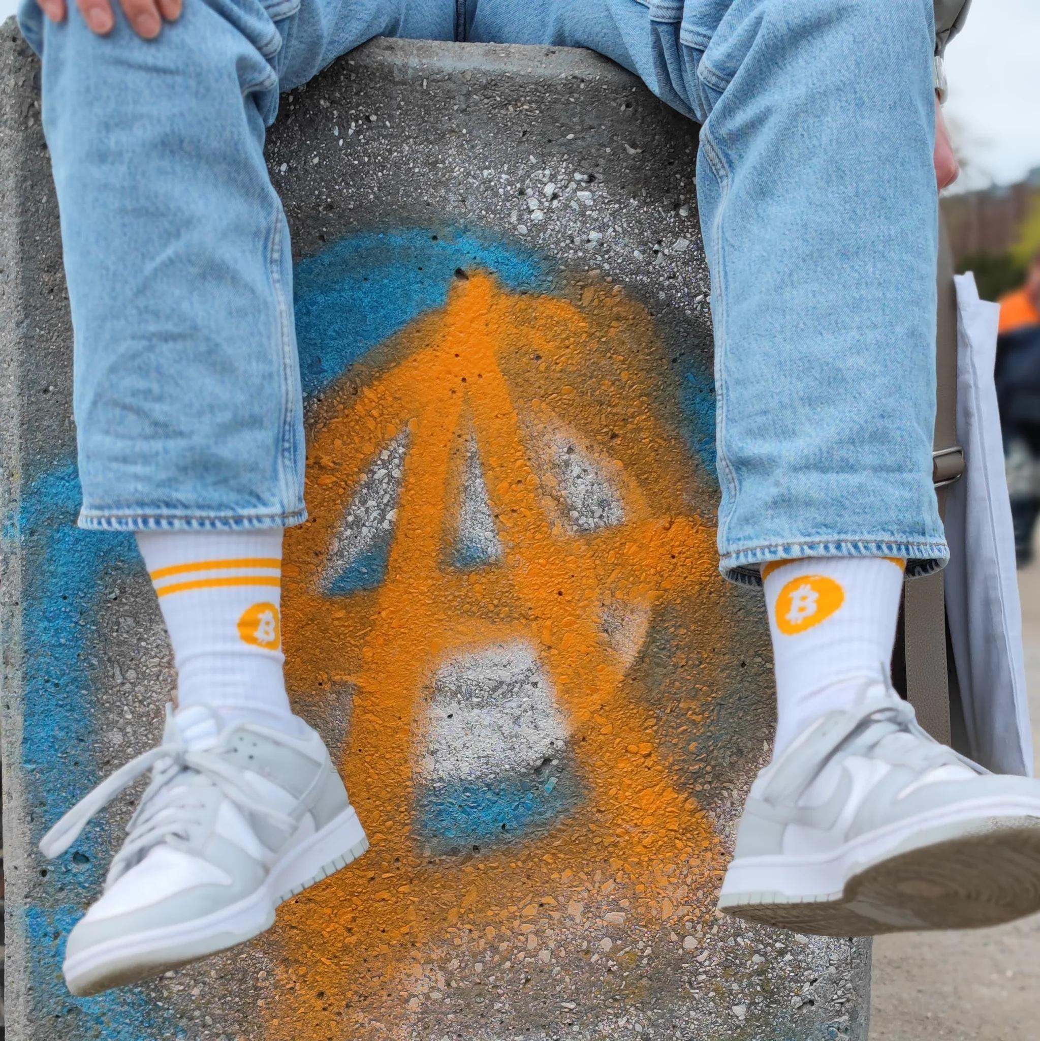 Hochwertige Bitcoin Socken mit gelbem Logo und zwei Streifen, atmungsaktiv und gepolstert, nachhaltig hergestellt in Portugal