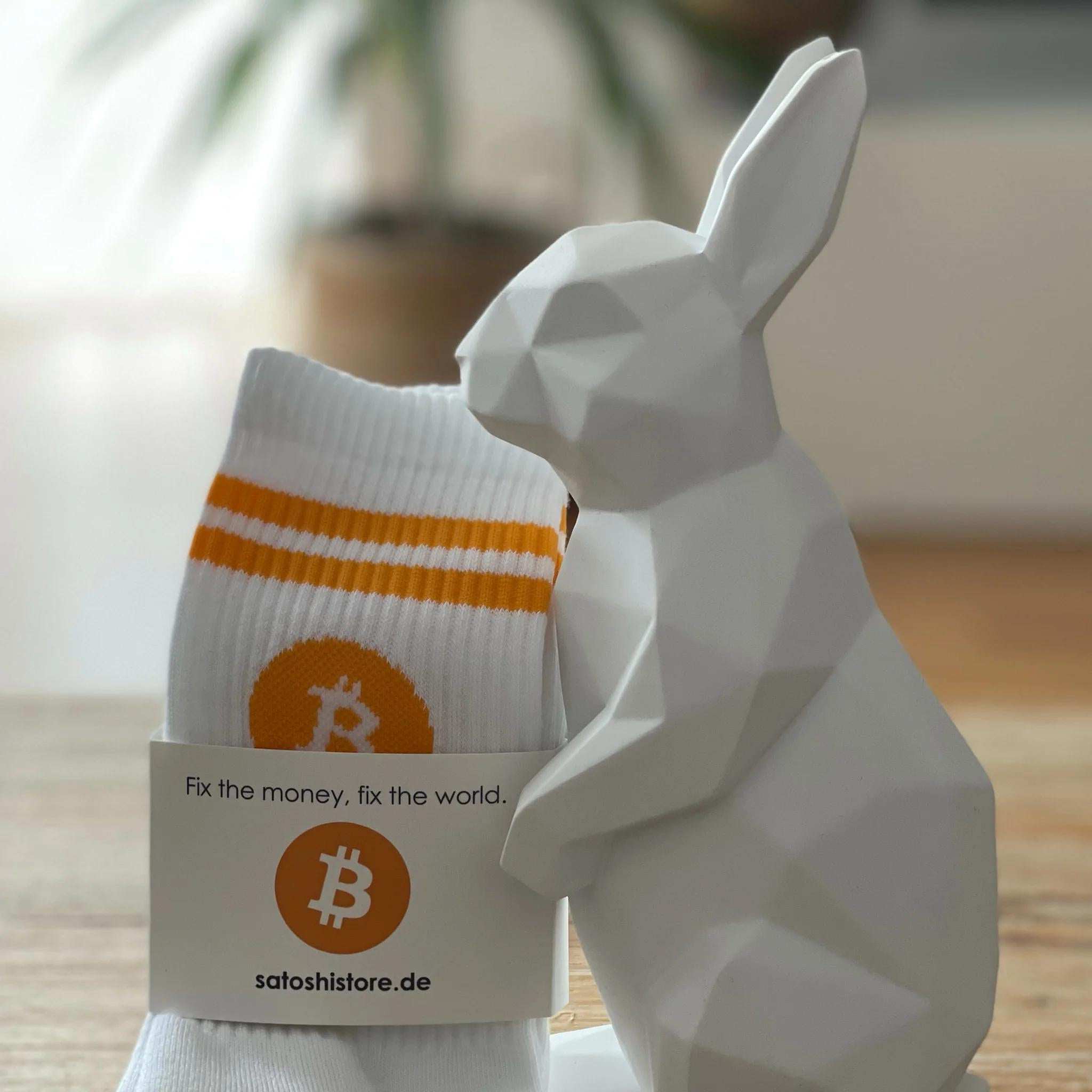 Hochwertige Bitcoin Socken mit gelbem Logo und Streifen, atmungsaktiv und gepolstert, nachhaltig aus Portugal