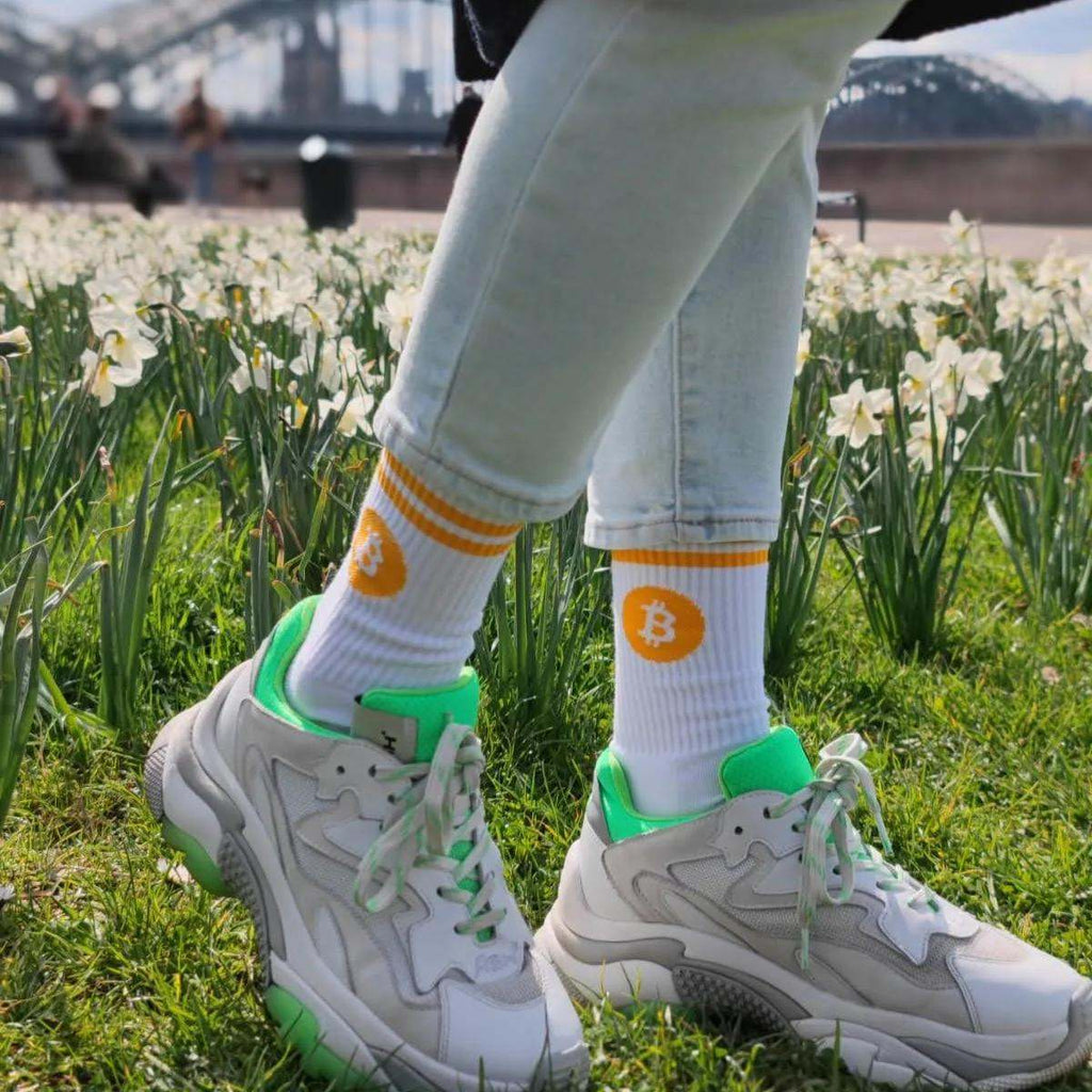 Unisex Bitcoin Socken mit gelbem Logo und Streifen, atmungsaktiv und gepolstert, nachhaltig in Portugal hergestellt