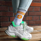 Hochwertige Bitcoin Socken mit gelbem Logo und Streifen, atmungsaktiv und gepolstert, nachhaltig hergestellt in Portugal