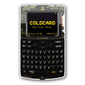 Coldcard Q im durchsichtigen Gehäuse, Vorderseite mit Display und voller Tastatur