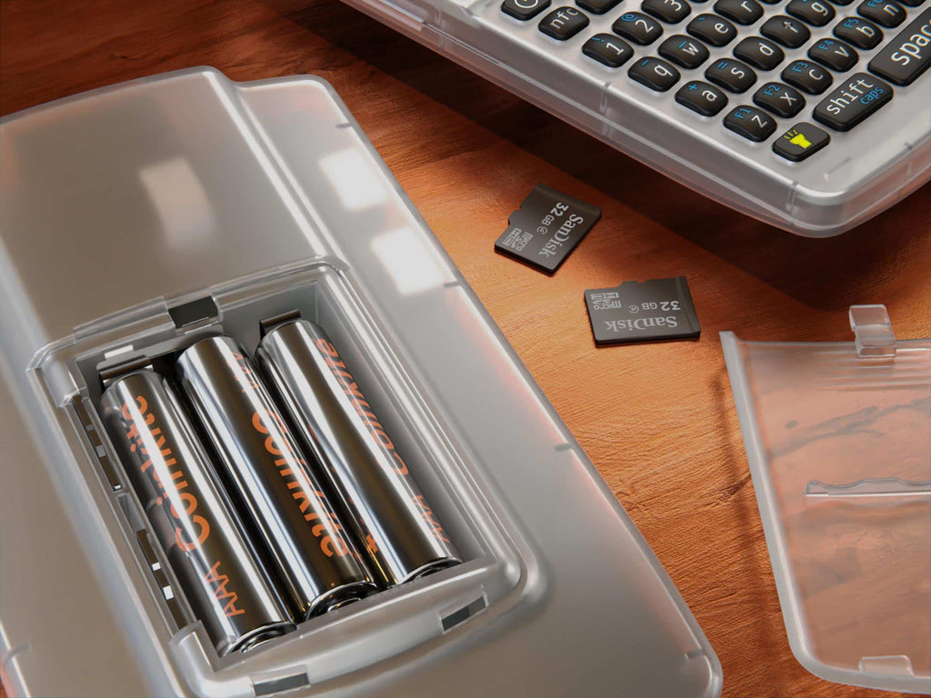 COLDCARD Q - Bitcoin only Hardware Wallet - auf einem Holztisch mit 2 Wallets in Front- und Rückansicht