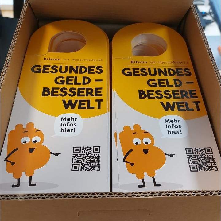 Türhänger mit Aufschrift Bitcoin ist Gesundes Geld für die gesundes-geld.info Kampagne