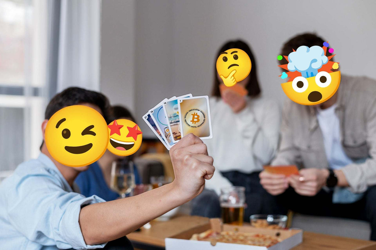Vier Personen spielen GameChanger 21 an einem Tisch, die Gesichter sind mit Emojis überdeckt