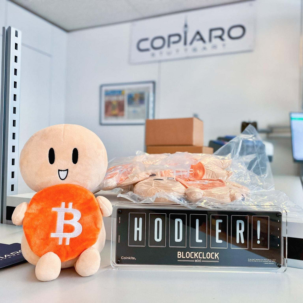 The Little HODLer soft plush toy from Lina Seiches Comics, 30x21x5 cm, 100% polyester, CE-certified for ages 3+, perfect Bitcoin companion