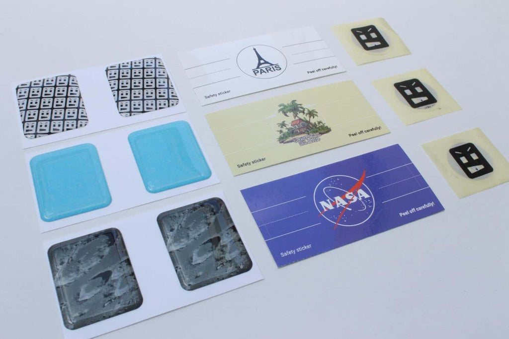 Platten mit Tarnaufklebern, unter anderem Paris und NASA