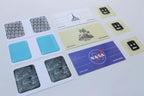Platten mit Tarnaufklebern, unter anderem Paris und NASA