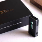 Jade Plus Bitcoin Hardware Wallet black im Raum mit der Verpackung im Hintergrund