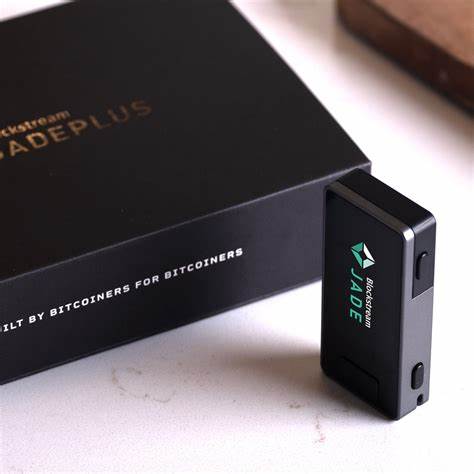 Jade Plus Bitcoin Hardware Wallet black im Raum mit der Verpackung im Hintergrund
