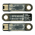 Drei Opendime-Sticks übereinander, Vorderseite mit Schriftzug und Rückseite mit Platine
