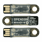 Drei Opendime-Sticks übereinander, Vorderseite mit Schriftzug und Rückseite mit Platine