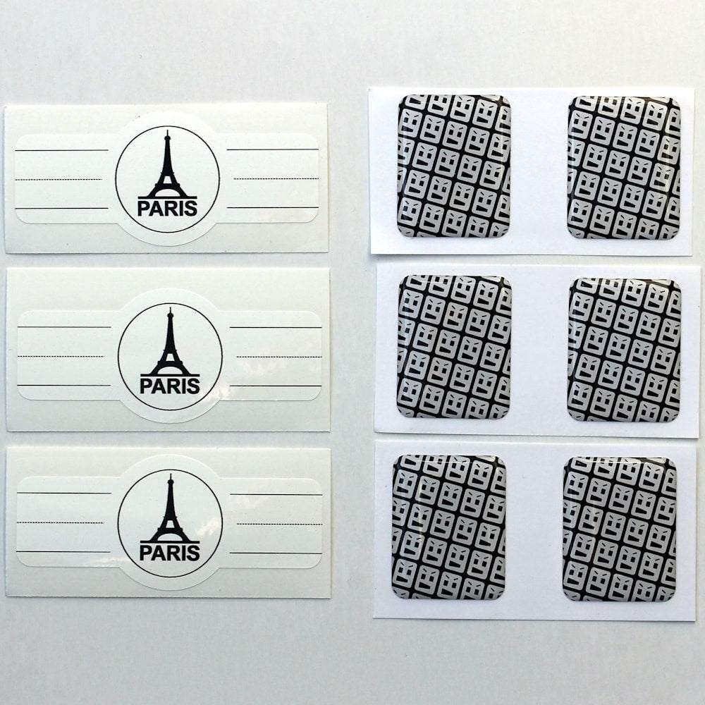 Aufkleberbögen mit Paris-Motiv und QR-ähnlichen Mustern
