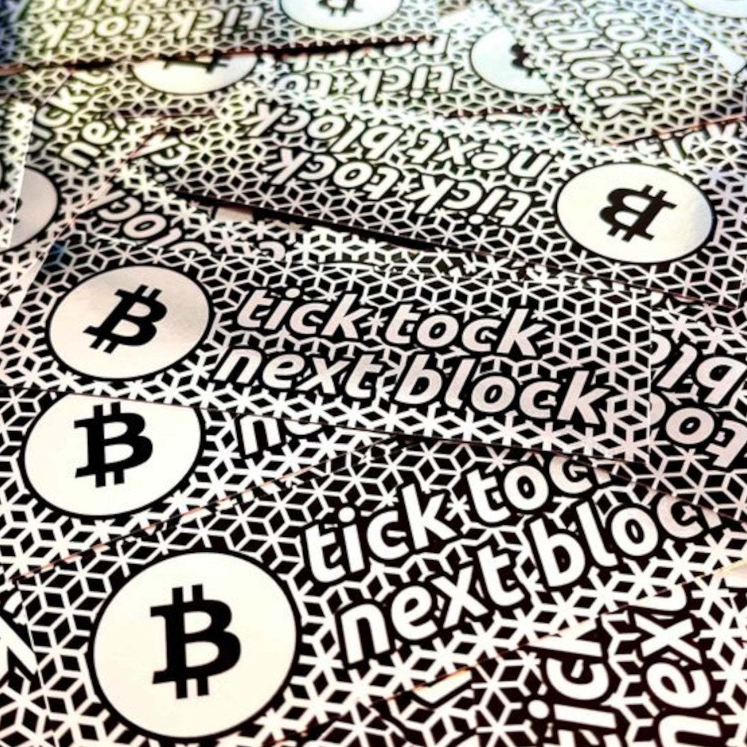 Silberner glänzender Bitcoin Sticker mit optischer Täuschung und Blockchain-Motiv, 10 Stück Set