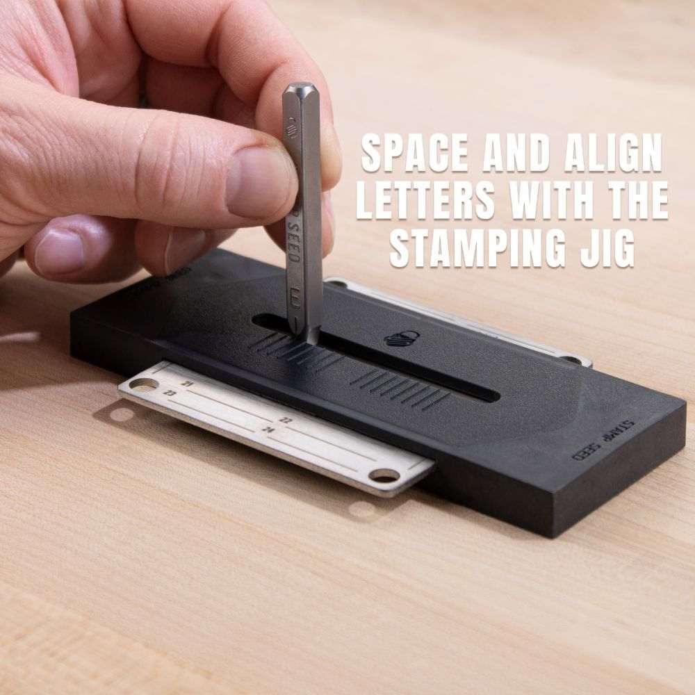 Stamp Seed - Titanium Backup Kit | Produktgebrauch Ansicht, Stempel in Rille und Platte im Gehäuse | Text: Space and align letters with the stamping jig