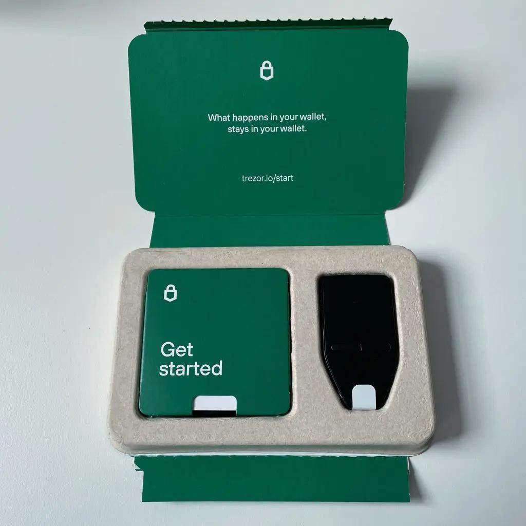 Trezor Safe 3 Hardware Wallet in verschiedenen Farben mit Secure Element und USB-C-Kabel