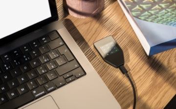 Schwarze Trezor Safe 5 Hardware Wallet mit Touchscreen und USB-C für sichere Krypto-Aufbewahrung