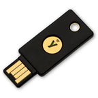 YubiKey 5 NFC in Schwarz mit goldenem Kontaktfeld, USB-A-Stecker und Öse für den Schlüsselbund