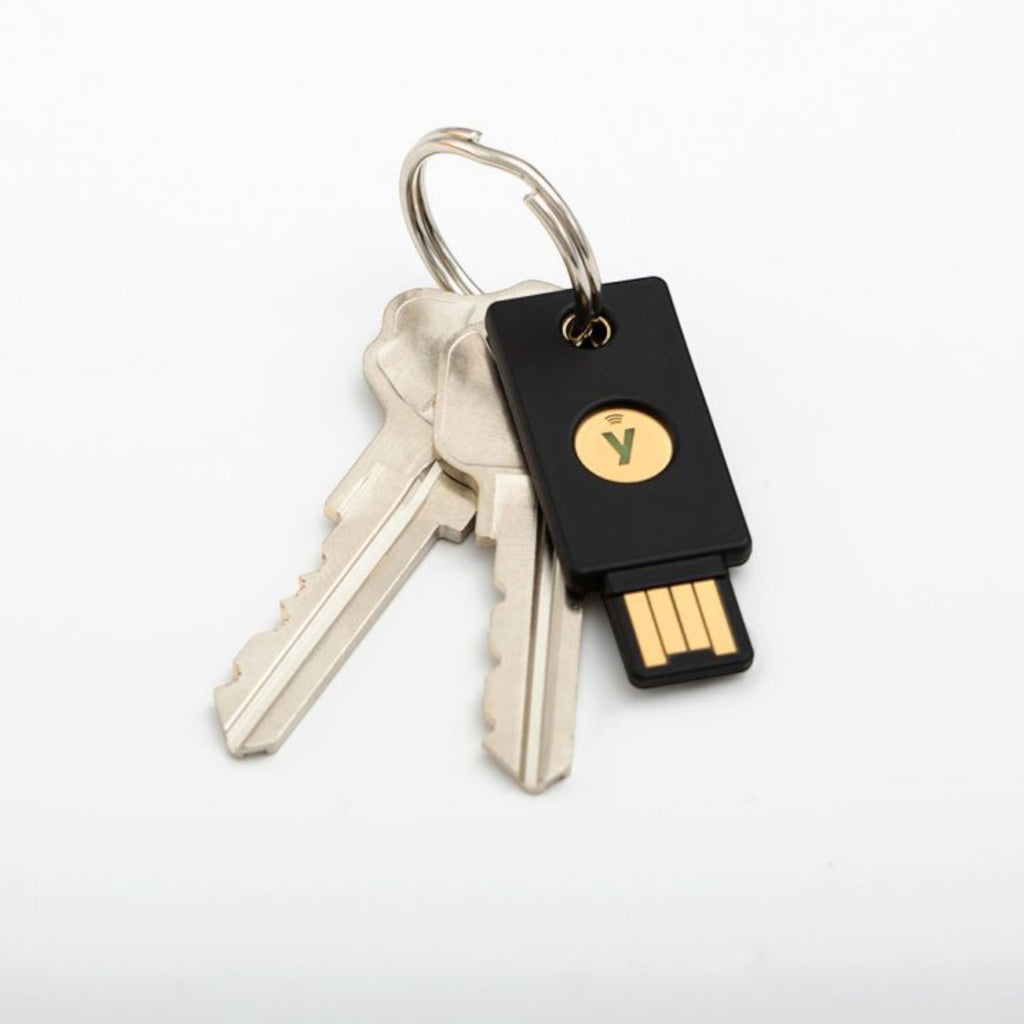 YubiKey 5 NFC an einem Schlüsselring neben zwei Haustürschlüsseln