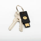 YubiKey 5 NFC an einem Schlüsselring neben zwei Haustürschlüsseln
