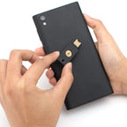 YubiKey 5 NFC wird zur Anmeldung per NFC an die Rückseite eines Smartphones gehalten