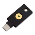 YubiKey 5C NFC in Schwarz mit goldenem Kontaktfeld, USB-C-Stecker und Öse für den Schlüsselbund