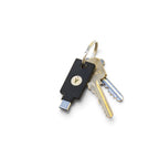 YubiKey 5C NFC an einem Schlüsselring zwischen Haus- und Autoschlüssel