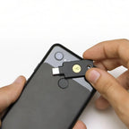 YubiKey 5C NFC wird zur Anmeldung per NFC an die Rückseite eines Smartphones gehalten